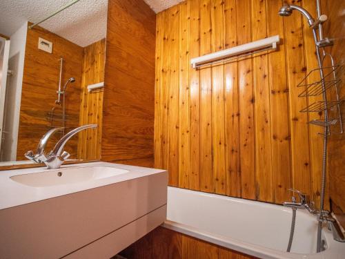 ヴァルモレルにあるAppartement Valmorel, 1 pièce, 5 personnes - FR-1-356-197の木製の壁のバスルーム(シンク、バスタブ付)