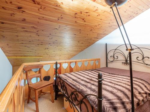 ヴァルモレルにあるAppartement Valmorel, 3 pièces, 7 personnes - FR-1-356-206の木製の天井が特徴のベッドルーム1室(ベッド1台付)