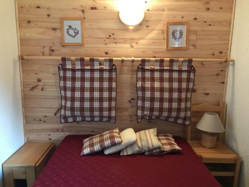 a bedroom with a bed and two plaid towels at Appartement Valmorel, 2 pièces, 4 personnes - FR-1-356-181 in Valmorel