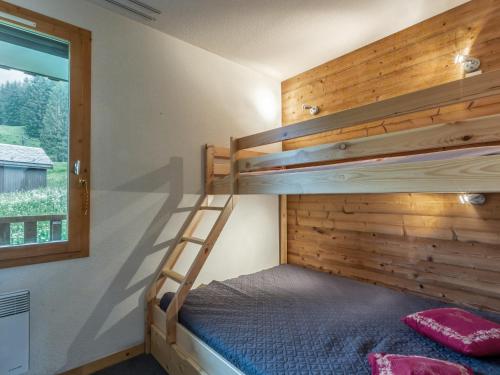 ヴァルモレルにあるAppartement Valmorel, 2 pièces, 4 personnes - FR-1-356-248のベッドルーム1室(二段ベッド2台、窓付)が備わります。