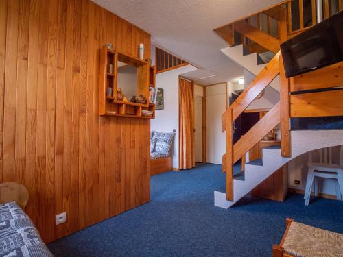 Appartement Valmorel, 3 pièces, 6 personnes - FR-1-356-216にあるテレビまたはエンターテインメントセンター