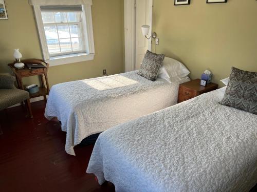 a bedroom with two beds and a window at Shoreham Inn Bed & Breakfast in Shoreham