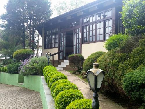 a building with a street light in front of it at Pousada Gardenia Guest House in Gramado