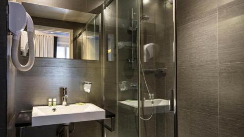 Salle de bains dans l'établissement Nouvel Hôtel Eiffel