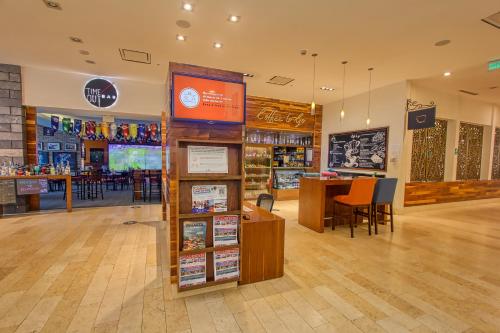 Телевизор и/или развлекательный центр в Holiday Inn & Suites Plaza Mayor by IHG