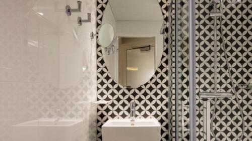 Salle de bains dans l'établissement Nouvel Hôtel Eiffel