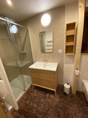 La salle de bains est pourvue d'un lavabo et d'une douche. dans l'établissement Avoriaz le M1212, à Avoriaz