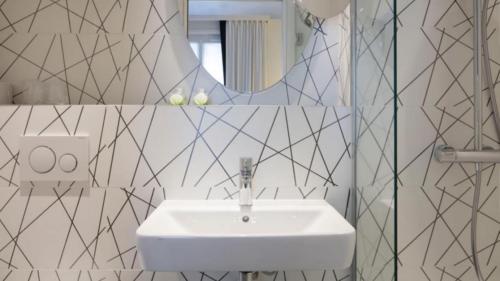 Salle de bains dans l'établissement Nouvel Hôtel Eiffel