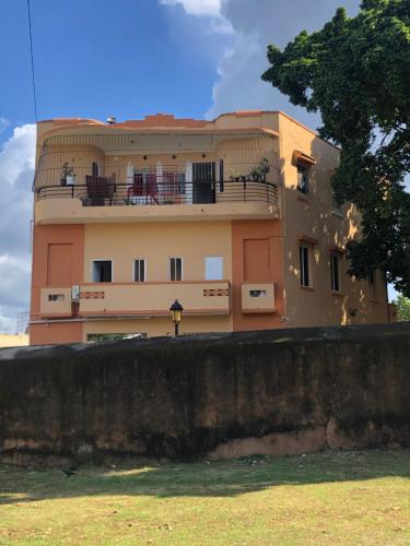 a building with a balcony on top of it at Habitación Independiente Zona Colonial in Santo Domingo