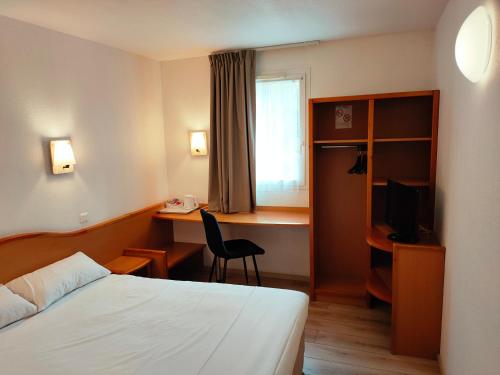 Ένα ή περισσότερα κρεβάτια σε δωμάτιο στο BRIT HOTEL Essentiel CAHORS Nord
