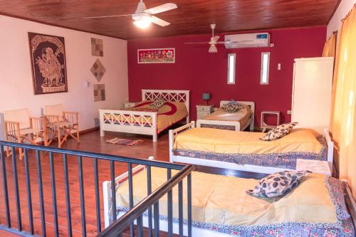 een kamer met 3 bedden en een balkon bij Casa Paso de la Patria in Corrientes