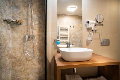 Ένα μπάνιο στο Imperio Hotel Cernavoda