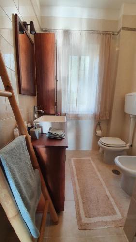 y baño con lavabo y aseo. en Casa Guido, en Cittadella del Capo
