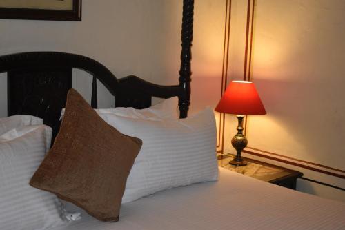 Una cama o camas en una habitación de Hotel Nawal Sagar Palace - Bundi