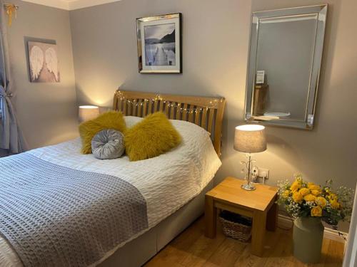 Katil atau katil-katil dalam bilik di Blairgowrie Luxury 3 Bed Lodge with Hot Tub