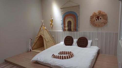 um quarto com uma cama e uma tenda de jogos em 胖蝸牛親子民宿 em Anping
