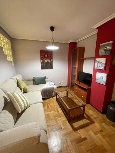 sala de estar con sofá y mesa en Apartamento Parque del Oeste en Oviedo