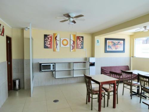 HOTEL ESTRELLA في ليما: غرفة طعام مع طاولة وكراسي