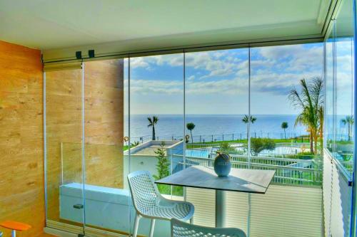 einen Balkon mit einem Tisch und Stühlen sowie Meerblick in der Unterkunft SUNNY BEACH APARTMENT IN CALACEITE in Torrox Costa