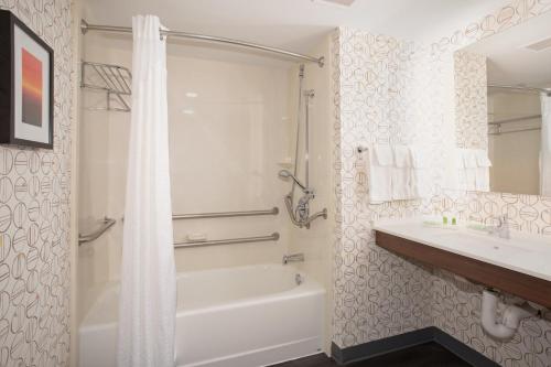A bathroom at Holiday Inn Winchester Southeast-Historic Gateway, an IHG Hotel