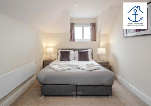 Luxury 1 Bed Snug Central by 7 Seas Property Serviced Accommodation Maidenhead with Parking