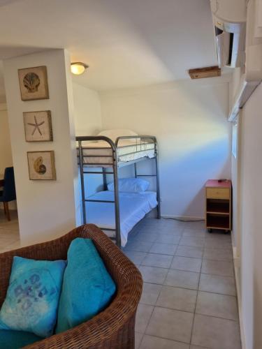 een woonkamer met een bank en een stapelbed bij Aruba SeaScape Apartments in Palm-Eagle Beach