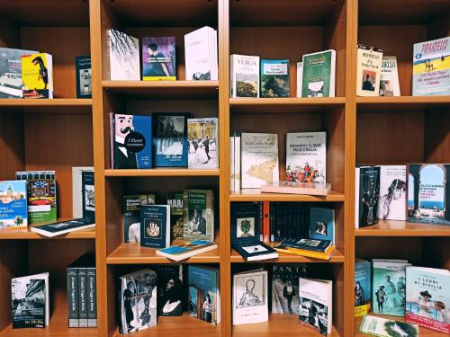 une étagère remplie de livres dans l'établissement Bed&Book 'A parma, à Salemi