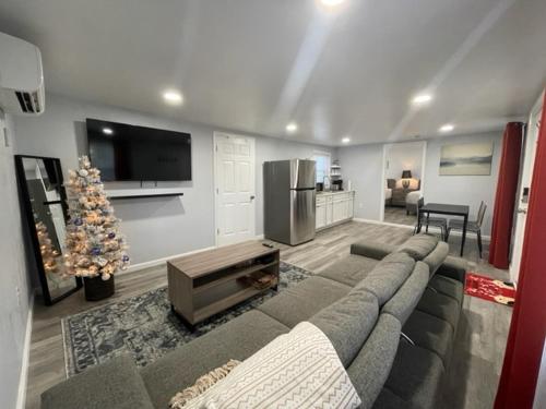 uma sala de estar com um sofá e uma árvore de Natal em Veda Inn & Cottages em Maggie Valley