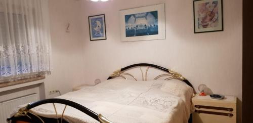 ein kleines Schlafzimmer mit einem Bett und einem Nachttisch in der Unterkunft Pension Kroth an der Mosel in Briedel