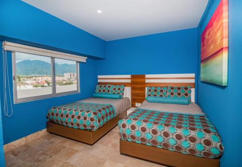 Säng eller sängar i ett rum på THE BLUE APARTMENT