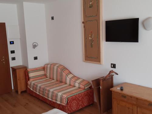 Télévision ou salle de divertissement dans l'établissement Hotel Moena