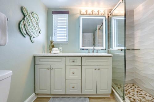 un bagno con lavandino e doccia di Cypress-n-Sun B-2 a Clearwater Beach