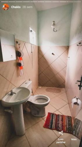 a bathroom with a toilet and a sink at Pousada e Restaurante Boia Cross in Vargem Bonita