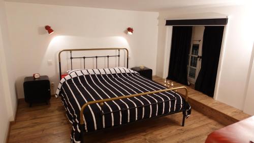 - une chambre avec un lit dans un dortoir doté de parquet dans l'établissement St Malo Intra-muros duplex 2 chambres Wifi haut débit à 3 min des plages, à Saint-Malo