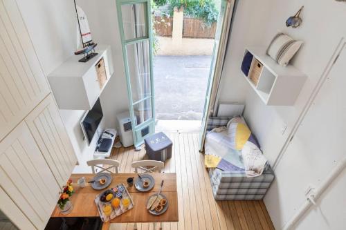 - une vue sur une petite maison avec une table dans l'établissement ☆Captain on board☆, à Nice