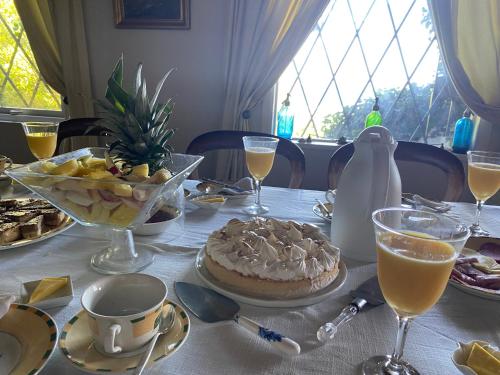 stół z ciastem i talerzem jedzenia w obiekcie Unique Lodge w mieście Santo Domingo