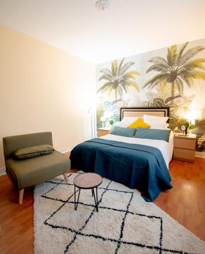 une chambre avec un lit, une chaise et un tapis dans l'établissement Appartement 2 pièces chic à Paris, à Gentilly