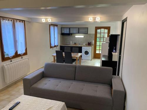 ein Wohnzimmer mit einem Sofa und einer Küche in der Unterkunft Cosy and relax, appartement privé à GAP avec Parking in Gap