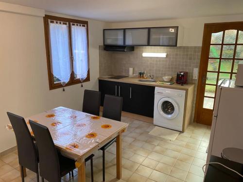 a kitchen with a table and chairs and a washing machine at Cosy and relax, appartement privé à GAP avec Parking in Gap
