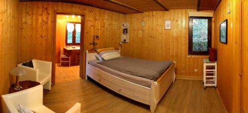 Un pat sau paturi într-o cameră la Waldnest Odenwald - Waldhauszimmer