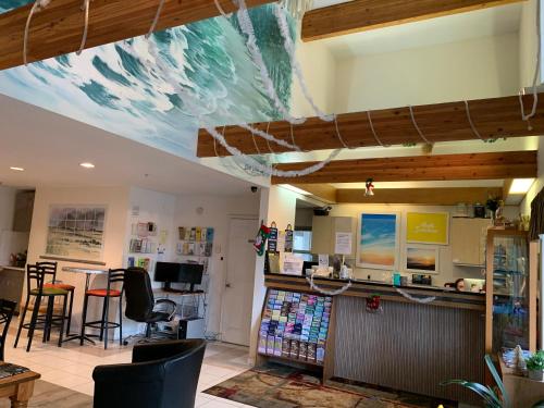 Η κουζίνα ή μικρή κουζίνα στο Days Inn by Wyndham Ocean Shores