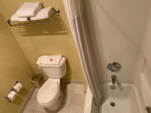Ένα μπάνιο στο Days Inn by Wyndham Ocean Shores