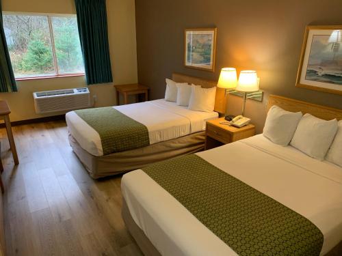 Tempat tidur dalam kamar di Days Inn by Wyndham Ocean Shores