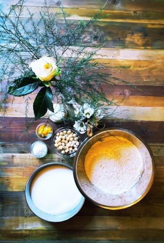 two plates on a wooden table with flowers and candles at Casale Viridi - nel fresco delle colline Umbre in Narni