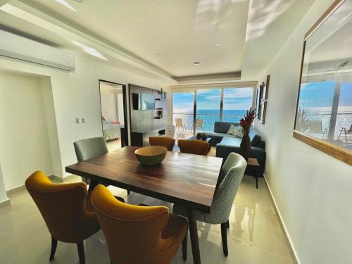 a dining room with a table and chairs at Sunset View Malecón 1402 Vista panoramica al mar in Mazatlán