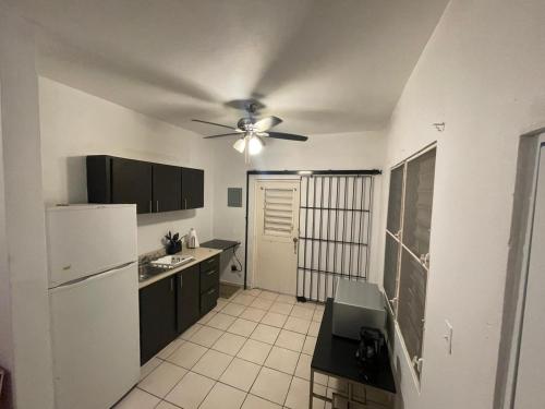 Kitchen o kitchenette sa New updated 2 Bedroom Apartment in Bayamon, Puerto Rico