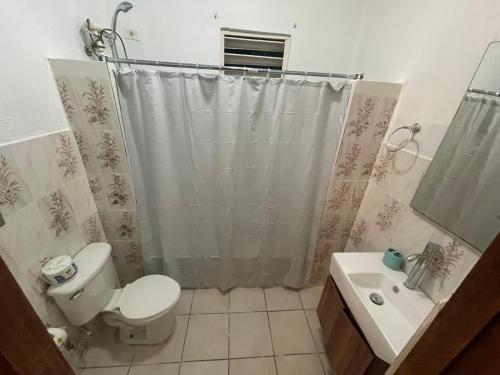 Bathroom sa New updated 2 Bedroom Apartment in Bayamon, Puerto Rico