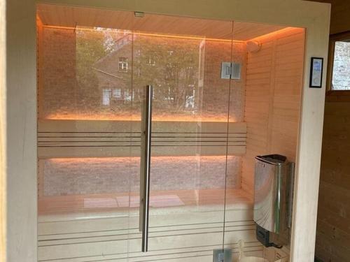 Vannituba majutusasutuses Luxury holiday home in Vloesberg with sauna and hot tub