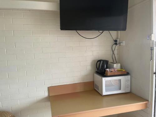 a microwave oven sitting on top of a counter at Maryborough Motel and Conference Centre in Maryborough