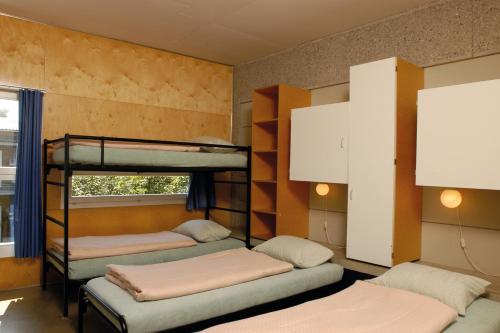Кровать или кровати в номере Lausanne Youth Hostel Jeunotel